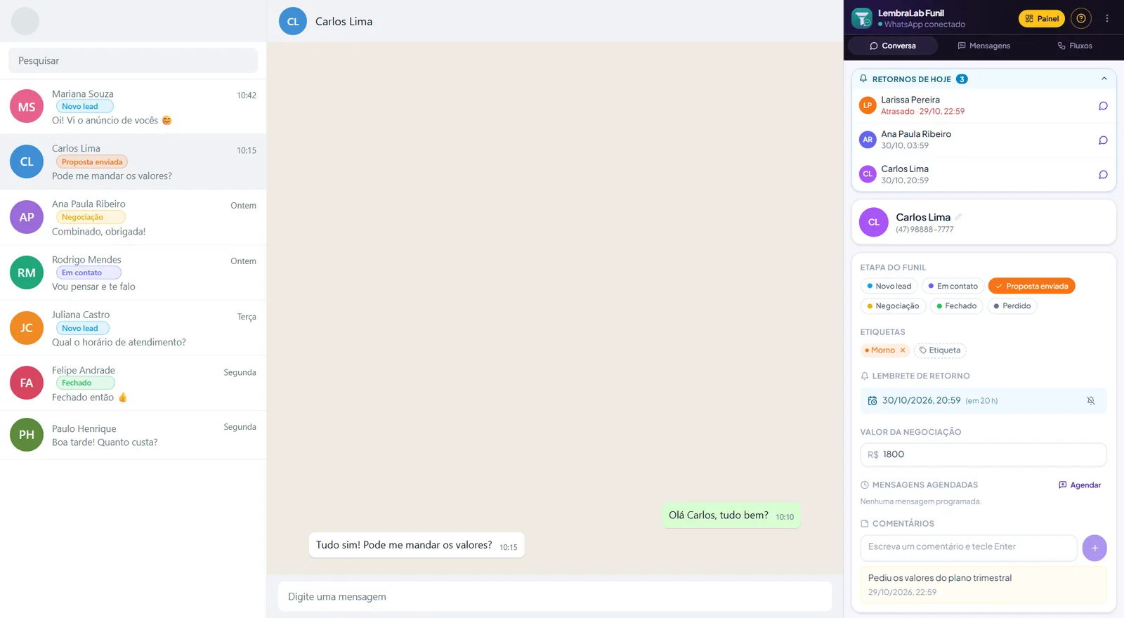 WhatsApp Web com a barra lateral do LembraLab Funil e a etapa do funil ao lado de cada conversa